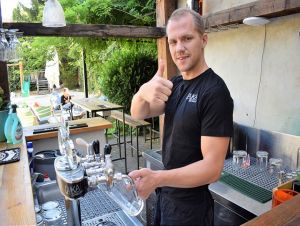 Do Paty príde Spartak, barman z Čajky chce načapovať gólovú prihrávku