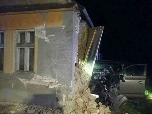 V Pavliciach nabúralo auto do rodinného domu, šofér skončil v nemocnici