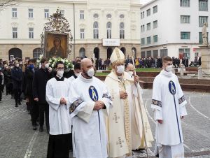 Tohtoročná Trnavská novéna vyvrcholila tradičnou procesiou s uctievaným obrazom