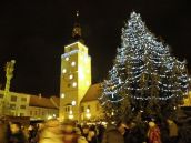 FOTO: Trnava už žije Vianocami, v piatok rozžiarili strom na Trojičnom námestí