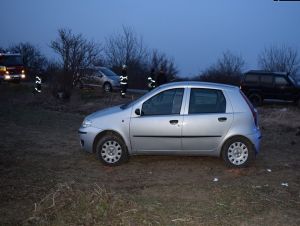 Vodič skončil v poli, aby zabránil čelnej zrážke. Polícia hľadá svedkov