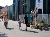 V Trnave sú ohľaduplní cyklisti na pešej zóne vítaní, v Piešťanoch majú vjazd zakázaný