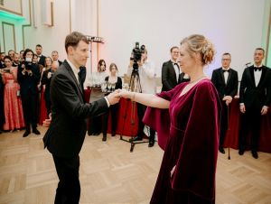 Trnavská univerzita plesala na Smolenickom zámku, prišli aj Drucker a Viskupič