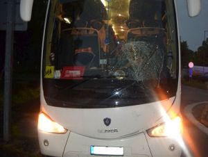 Tragédia na ceste, autobus so školákmi zrazil chodca
