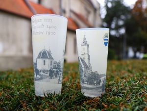 Na jarmoku v Hlohovci budú nalievať len do vratných pohárov s fotografiou mesta