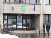 Dôchodca priniesol na policajné riaditeľstvo bombu, vitamínovú