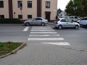 Auto na Kollárovej ulici zachytilo chodkyňu, šoférovi zobrali vodičák