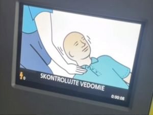 Pohotovostné jednotky trnavskej polície budú mať vo výbave defibrilátor