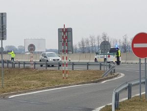 Opití vodiči a porušenia protipandemických opatrení opäť zamestnali políciu