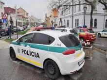 Chcel sa vyhnúť súdu, nahlásil bombu. Spravil to však babrácky a teraz mu hrozí väzenie