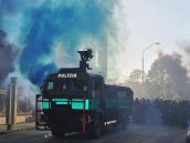 Futbaloví fanúšikovia sa pobili v centre, poškodili zariadenie kaviarne TéTé Café