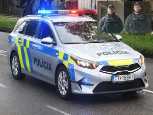 Policajti zachránili muža v Trakoviciach, skočili za ním do ľadovej vody
