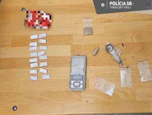 Kriminalisti zadržali priamo na stanici v Trnave  predajcu heroínu