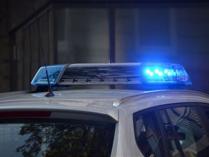 Policajt z Trnavy sledoval cudziu ženu v kúpeľni, už čelí obvineniu