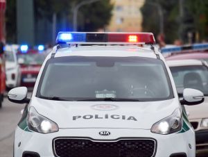Policajná naháňačka: Muž unikal na aute z Vlčkoviec, pri Sládkovičove havaroval