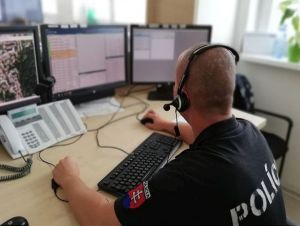 Chytili ženu, ktorá na políciu volala falošnú správu o bombe v bytovom dome