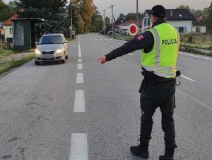 Mala vypité a plánovala odviezť deti do školy, skončila v policajnej cele
