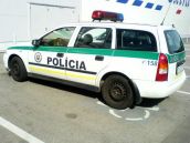 Bože! A vám nie je tých policajtov ani trochu ľúto?