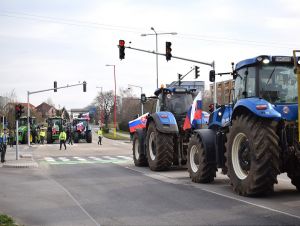 Protest poľnohospodárov v Trnave: Blokádou dopravy bojovali proti byrokracii