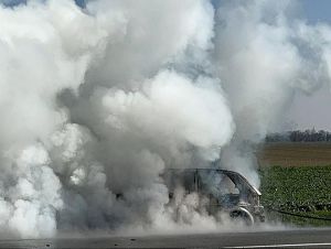 Pri Dolnej Krupej kompletne zhorelo osobné auto, vodič ho včas opustil