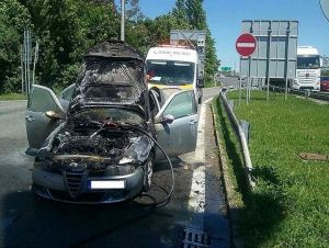 Na diaľničnom odpočívadle pri Zelenči horelo auto