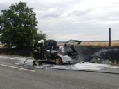 Od horiaceho Volkswagena sa chytila aj tráva pri ceste