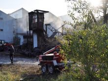 FOTO: Hala sa pod vplyvom tepla zrútila, hasiči pokračujú v práci