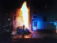 Vo Veľkých Kostoľanoch horelo, od auta sa vznietila budova