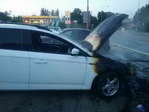 V Trnave na Nobelovej ulici vo štvrtok ráno horelo auto