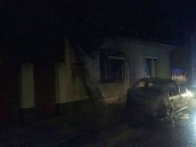 V Šulekove horelo v noci auto, oheň poškodil aj rodinný dom