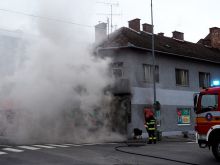 Horelo solárko na Kollárovej ulici, valil sa z neho hustý dym