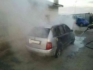 Horelo v bývalom depe na okraji Trnavy, aj vo dvore autoservisu