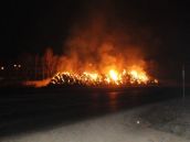 V Opoji zhorel stoh slamy, hasiči mali požiar pod kontrolou