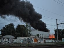 Obrovský požiar v Trnave: V bývalej TAZ-ke horí sklad chemikálií