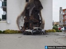 Polícia vyšetruje prípad horiaceho auta v Trebaticiach, páchateľ mal konať na objednávku