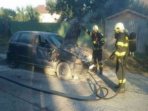Hasiči riešili požiar automobilu na Koniarekovej ulici