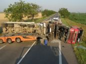 Prevrátilo sa Volvo s Mercedesom na korbe, dvaja ľahko ranení