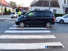 V Hlohovci zrazilo auto dieťa na kolobežke, našťastie neprišlo k zraneniam