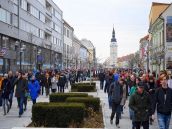 FOTO: Protest v Trnave bol pokojný, pešou zónou pochodovali stovky ľudí