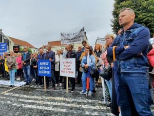 Na protest samospráv prišlo do Trnavy približne 400 ľudí