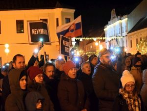 FOTO: Na Trojičnom námestí v Trnave bol ďalší protivládny protest