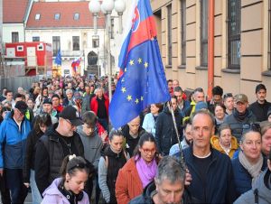 V Trnave sa opäť protestovalo, dav sa presúval cez Hospodársku ulicu