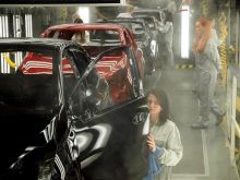 V trnavskej automobilke počas odstávky výroby dostávajú zamestnanci 65 percent mzdy