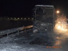 V noci horel na rýchlostnej ceste R1 autobus