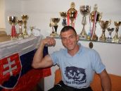 Armwrestler Racek sa vrátil víťazne, triumfoval na Silvestrovskej ruke