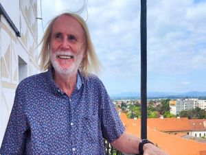 Bonzo Radványi predstaví v záhrade knižnice Bodku za...
