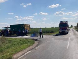 Pri Ratkovciach narazil motorkár  do traktora s vlečkou, nehodu neprežil