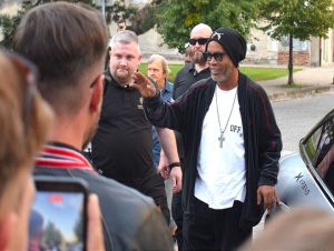 FOTO, VIDEO: Ronaldinho už je v Trnave, vítali ho lovci autogramov