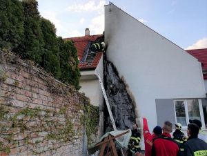Na Ružindolskej boli v plameňoch dva domy, v Slovenskej Novej Vsi zhorel autobus