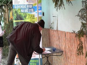 Chovatelia rýb robia petíciu za zachovanie tradičného predaja kaprov